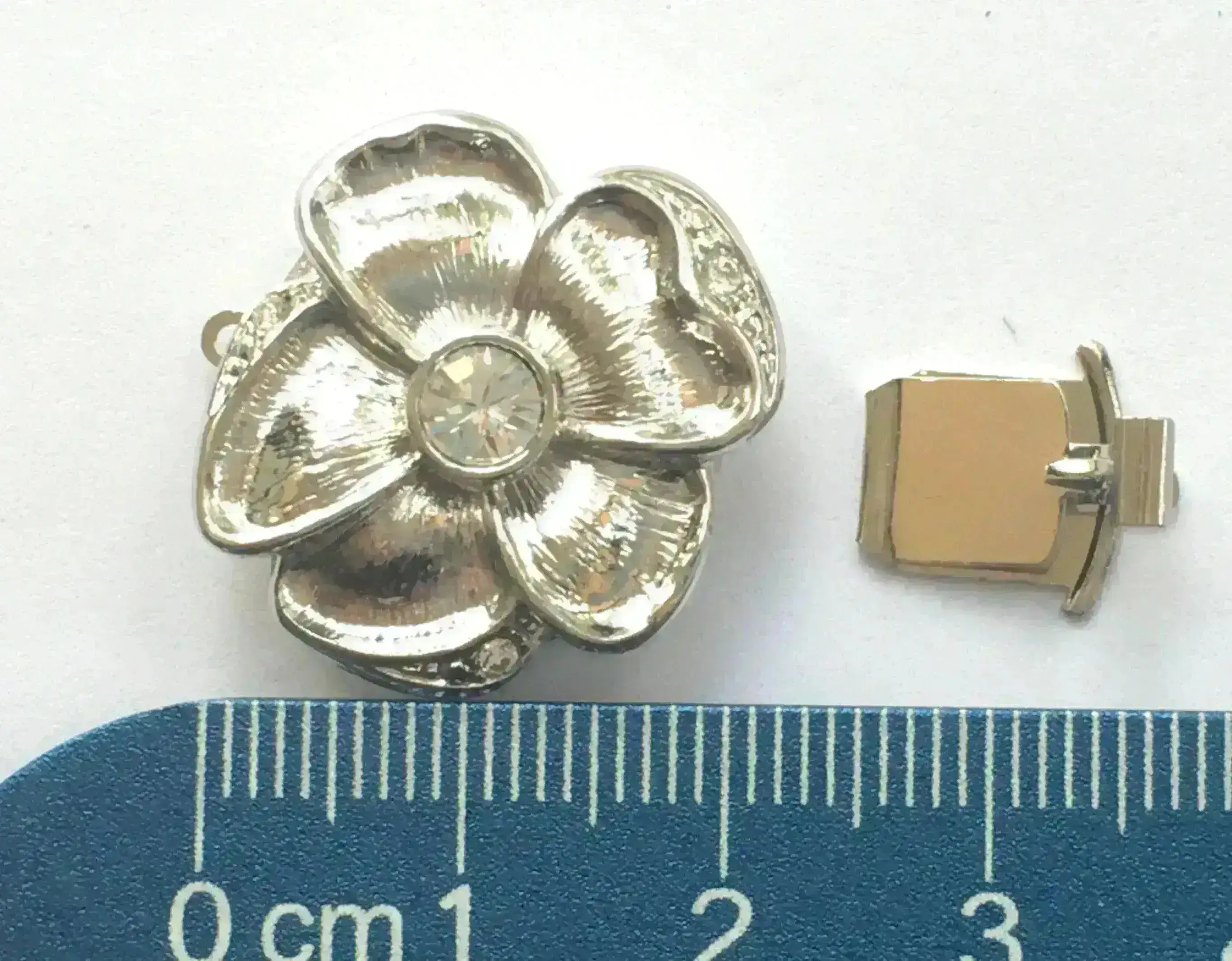 Claspgarten Medium Flower, 1-Strand Box Clasp, 2 Finishes - Image 3